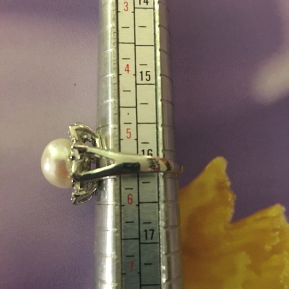 🔆SOLD🔆 Lot of Faux Pearls, Silver tone, and Gem decor pieces - Picture 5 of 6